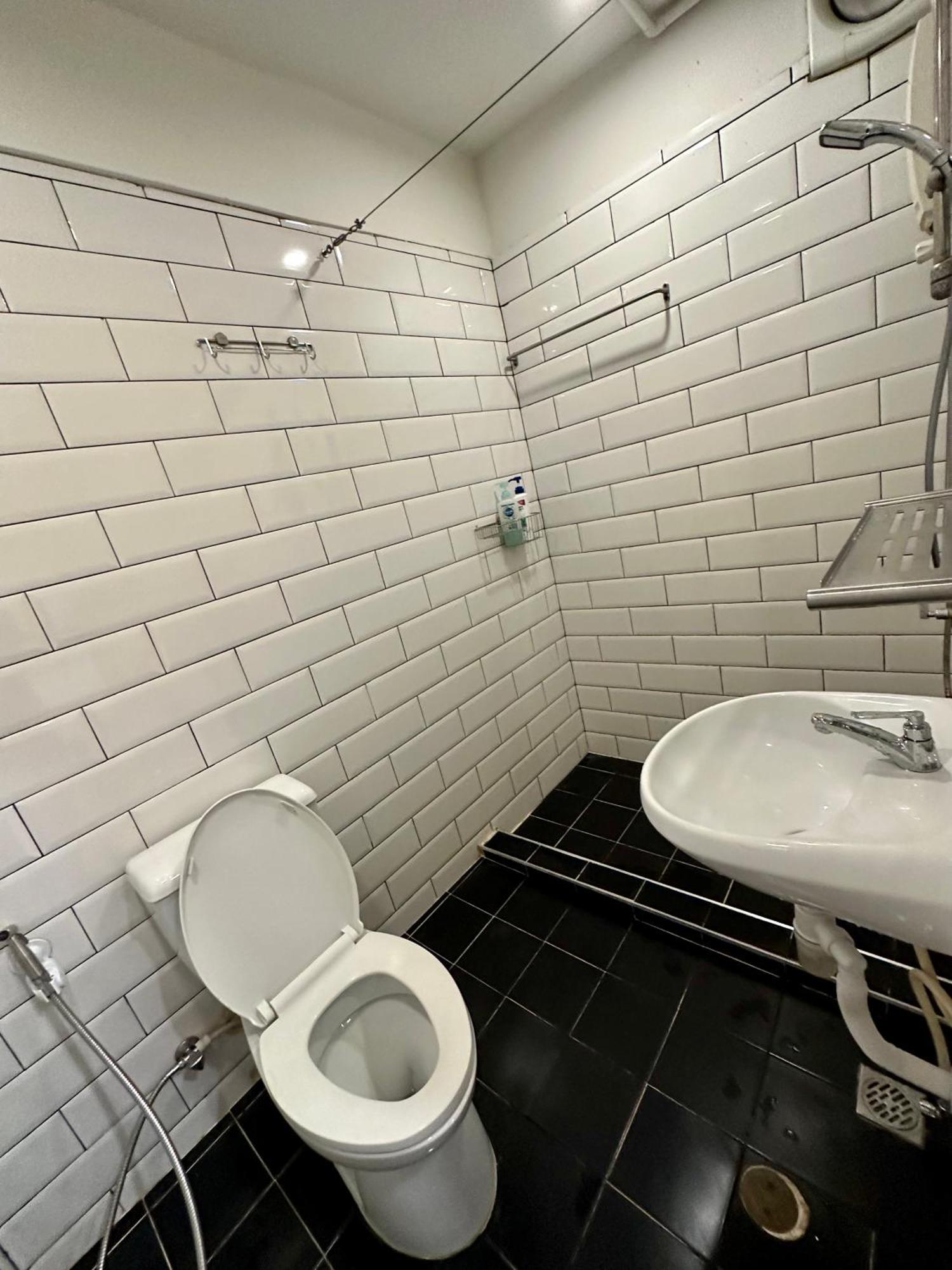 The Cute Silom Hostel Банкок Екстериор снимка