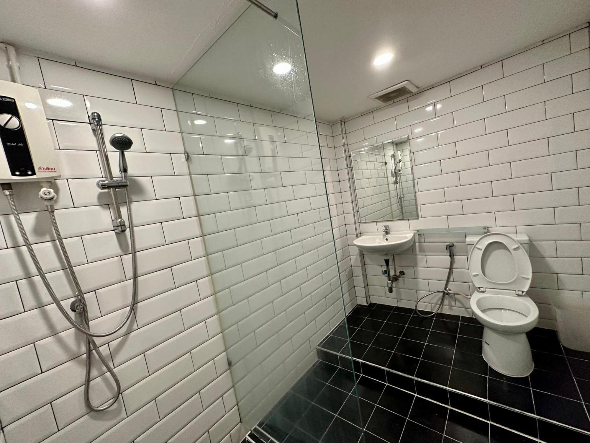 The Cute Silom Hostel Банкок Екстериор снимка