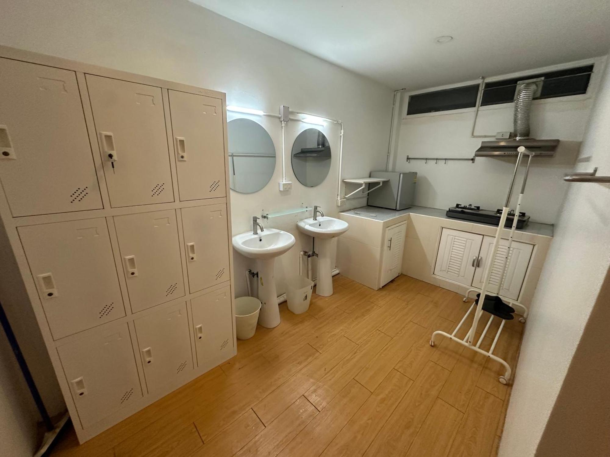 The Cute Silom Hostel Банкок Екстериор снимка